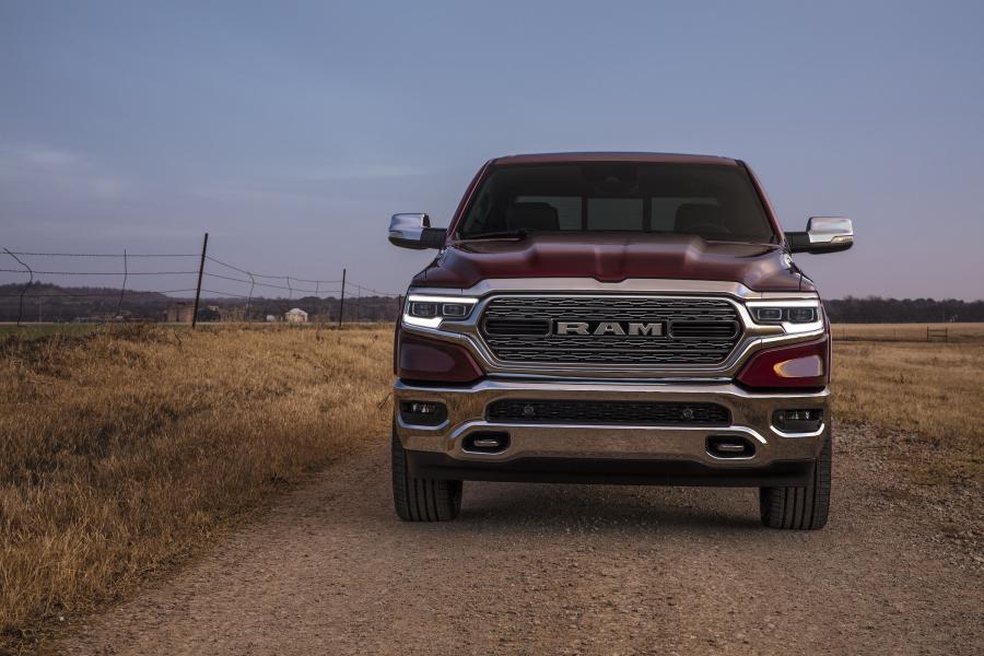  Ram 1500 Limited Crew Cab (DT) 2018 года  (фото 2 из 40)
